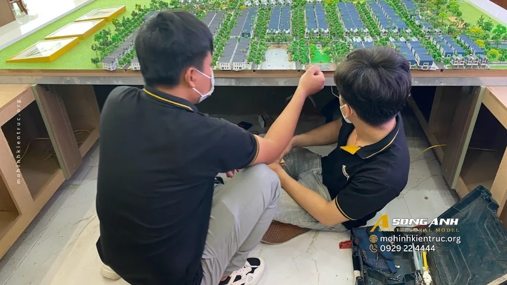 Kỹ thuật viên Mô hình kiến trúc Song Anh kiểm tra vi mạch đèn LED và cải tạo sa bàn quy hoạch đô thị