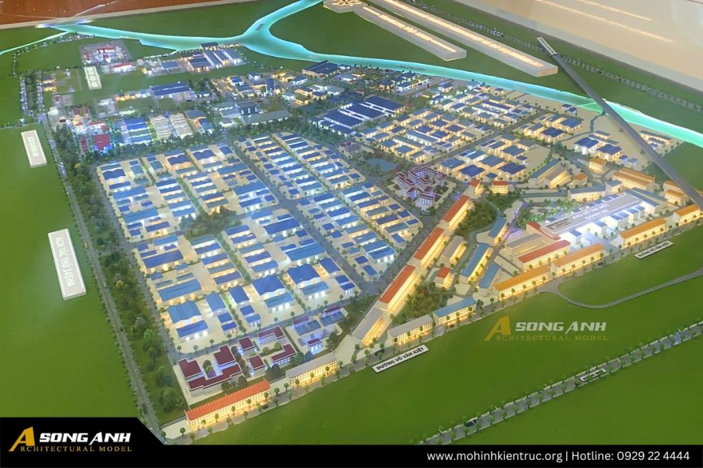 Sa bàn mô hình khu công nghiệp Khánh An chi tiết với hệ thống nhà xưởng, đường Võ Văn Kiệt và khu đô thị mới do Song Anh thực hiện