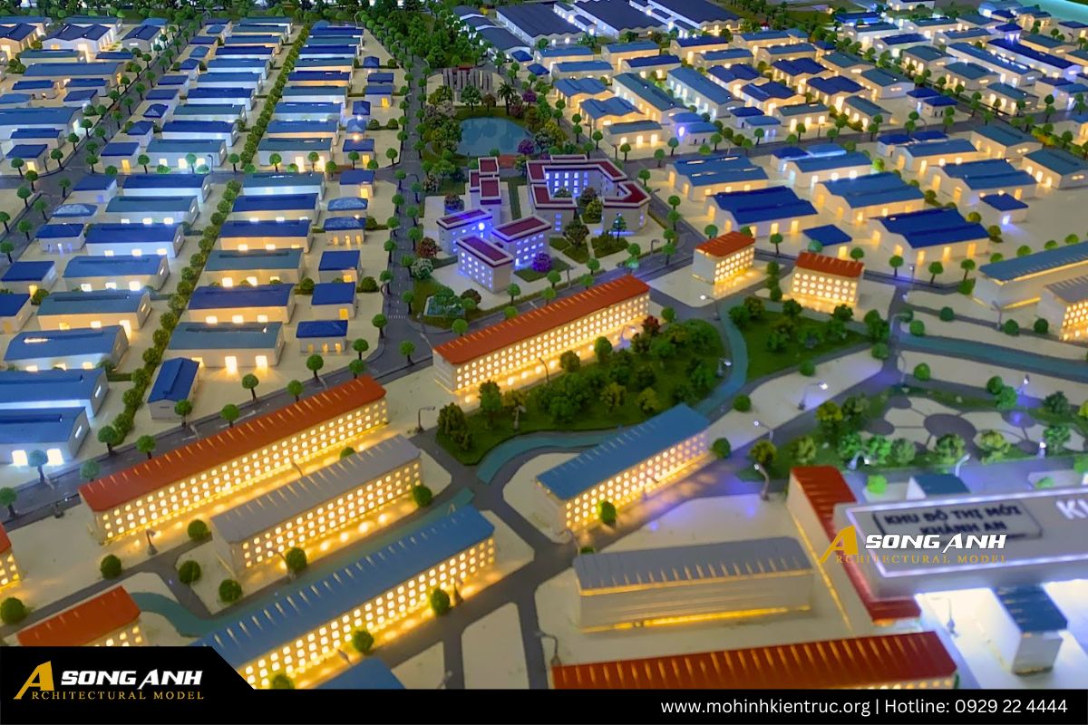 Sa bàn mô hình khu công nghiệp Khánh An với hệ thống nhà xưởng, hạ tầng giao thông và mảng xanh