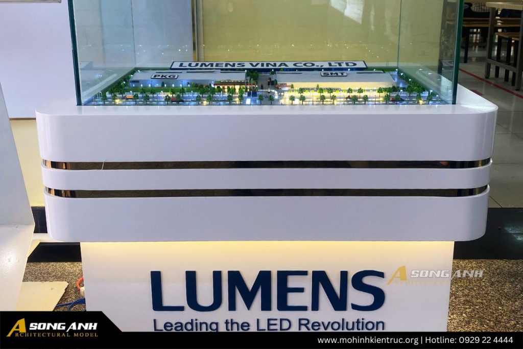 Cận cảnh chân bệ sang trọng của mô hình nhà máy Lumens Vina với thông điệp Leading the LED Revolution.