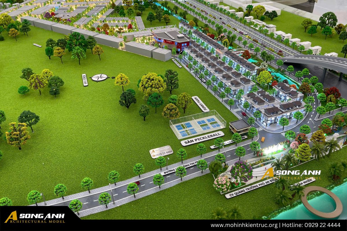 Góc chụp chi tiết trên mô hình sa bàn thể hiện các tiện ích nội khu như sân Pickleball, công viên quảng trường và khu vui chơi.