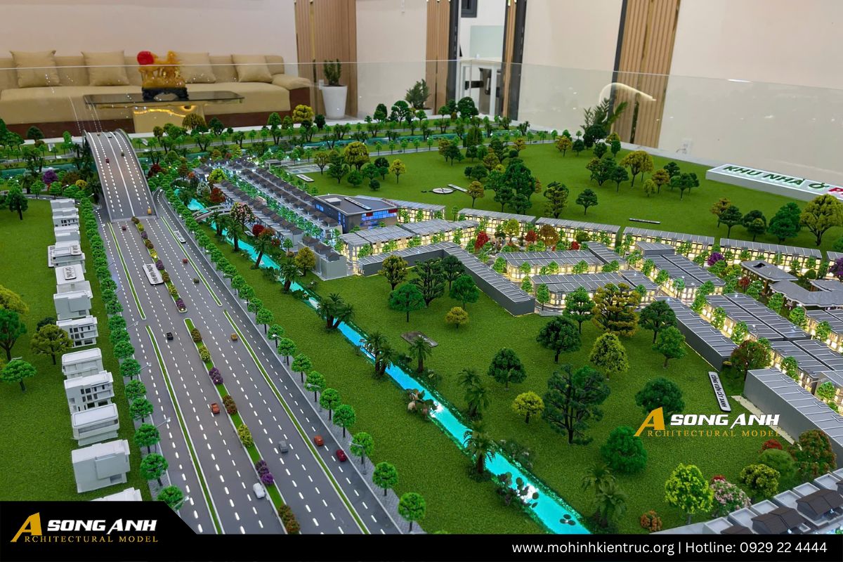 Toàn cảnh mô hình sa bàn dự án Phú An Điền 1 đã hoàn thiện, các dãy nhà được thắp sáng đèn, thể hiện rõ tên dự án và đơn vị thực hiện Song Anh