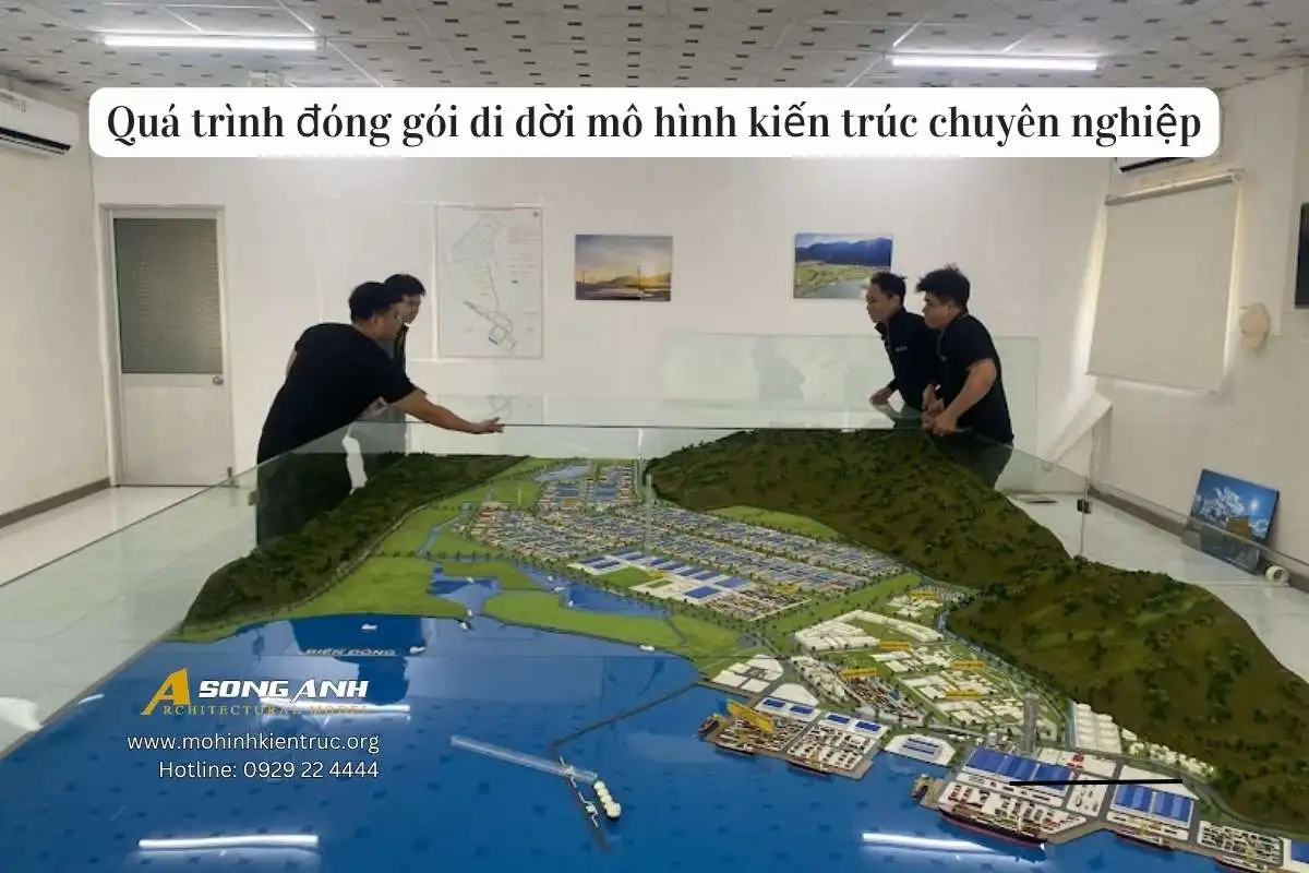 Đội ngũ kỹ thuật viên đang bọc màng PE, gia cố mút xốp chống xóc để vận chuyển mô hình kiến trúc công trình một cách an toàn nhất.