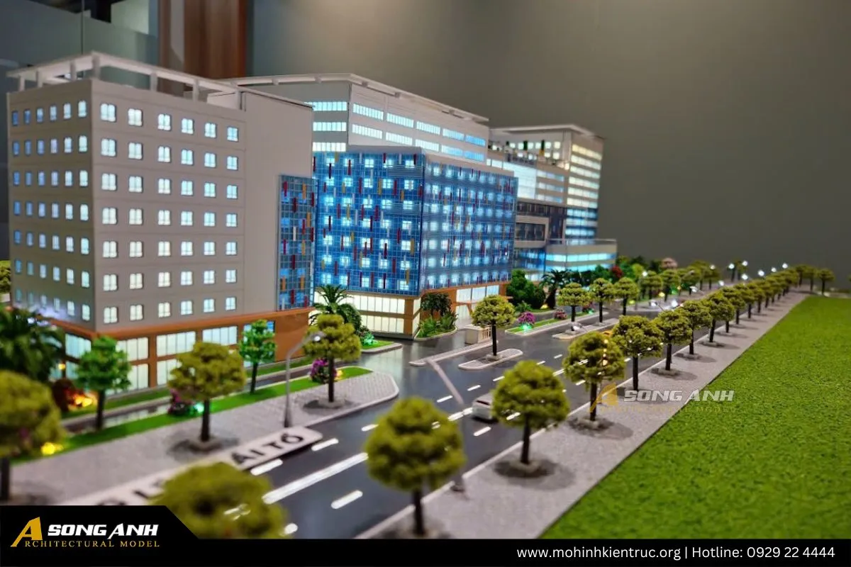 Chi tiết khối nhà kính hiện đại trong sa bàn bệnh viện Nhi đồng 1 thể hiện độ tinh xảo của vật liệu.