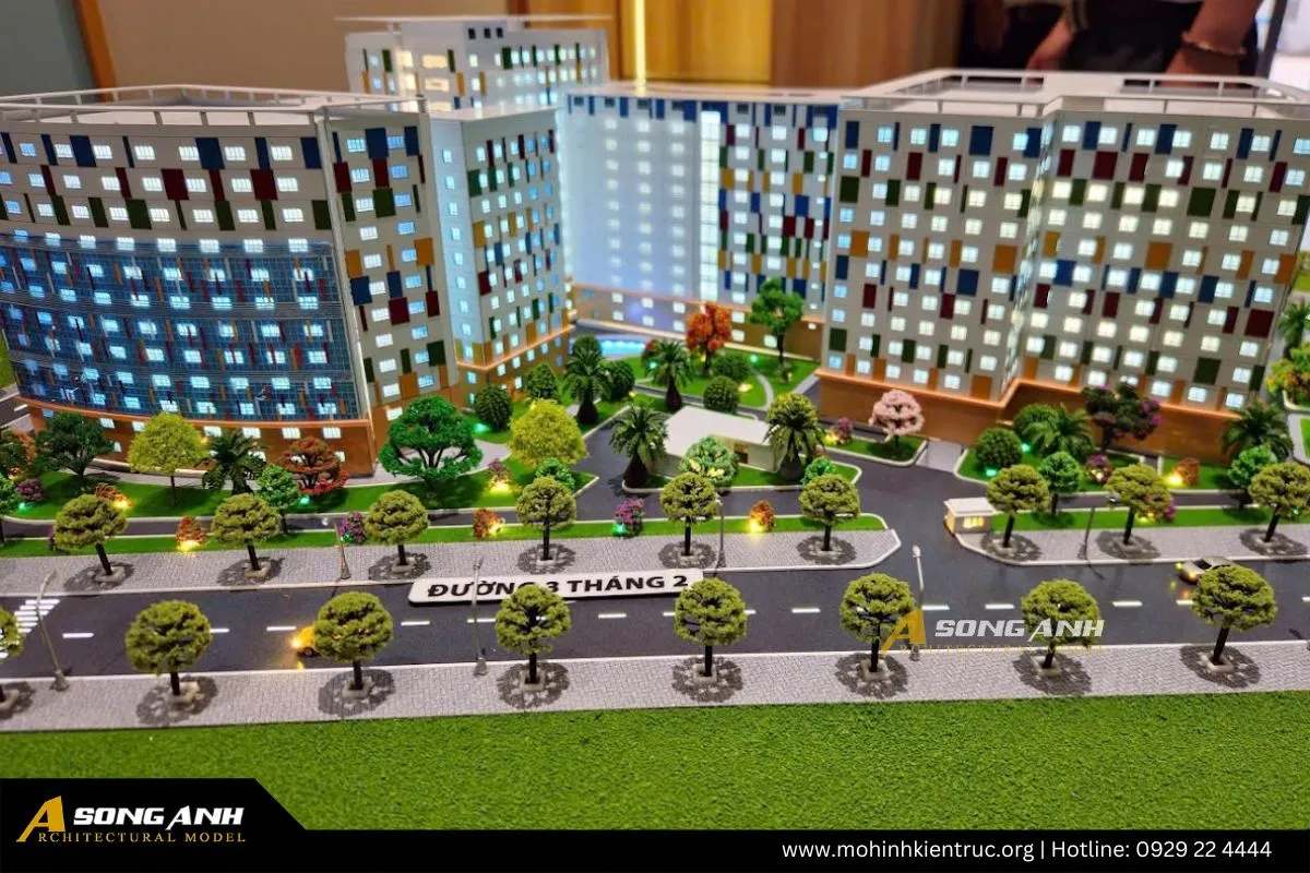 Mô hình bệnh viện Nhi đồng 1 mặt tiền đường 3 tháng 2 với hệ thống cây xanh và ánh sáng đèn LED chân thực.