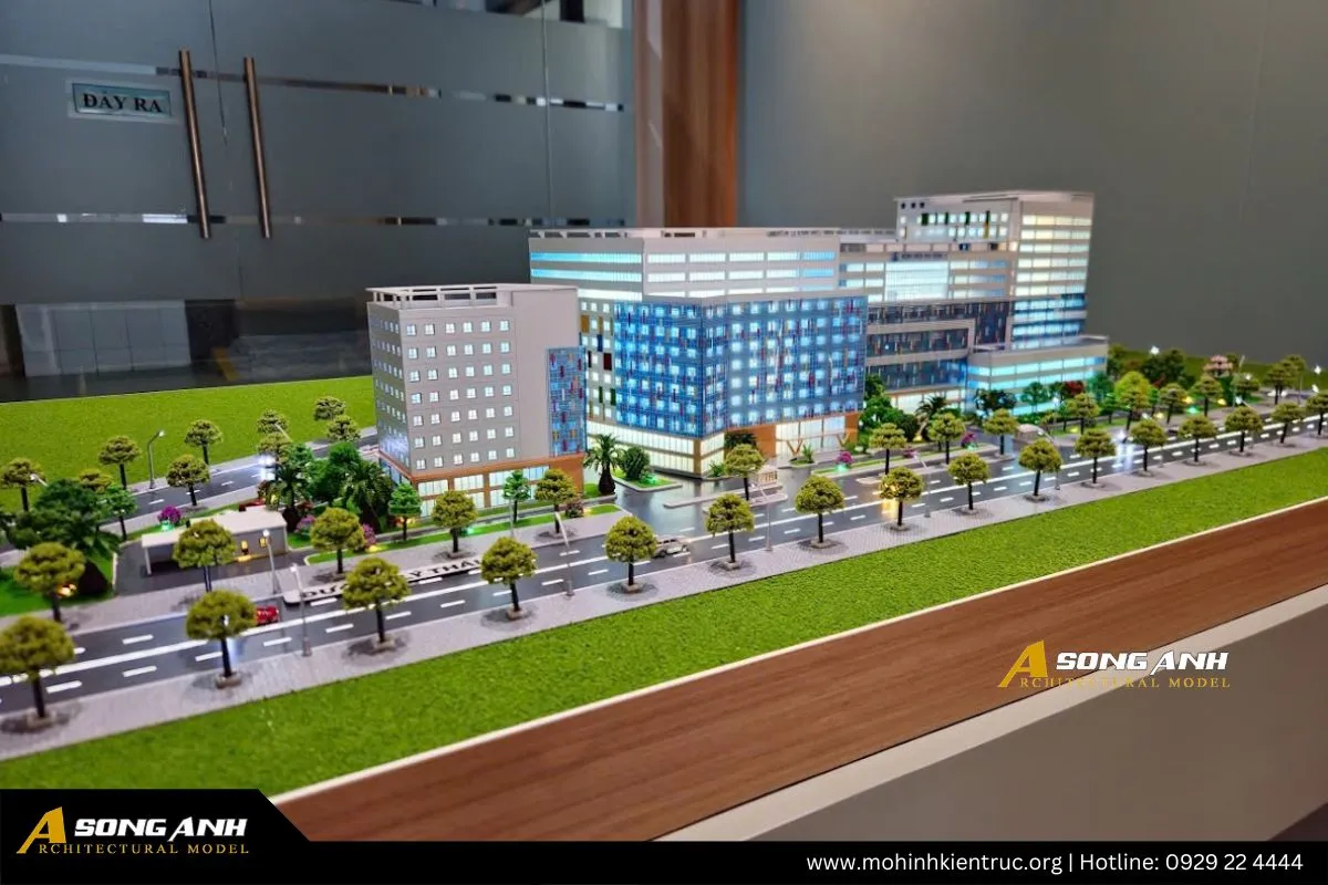 Tổng thể mô hình kiến trúc bệnh viện Nhi đồng 1 nhìn từ phía xa, thể hiện trọn vẹn diện mạo mới.