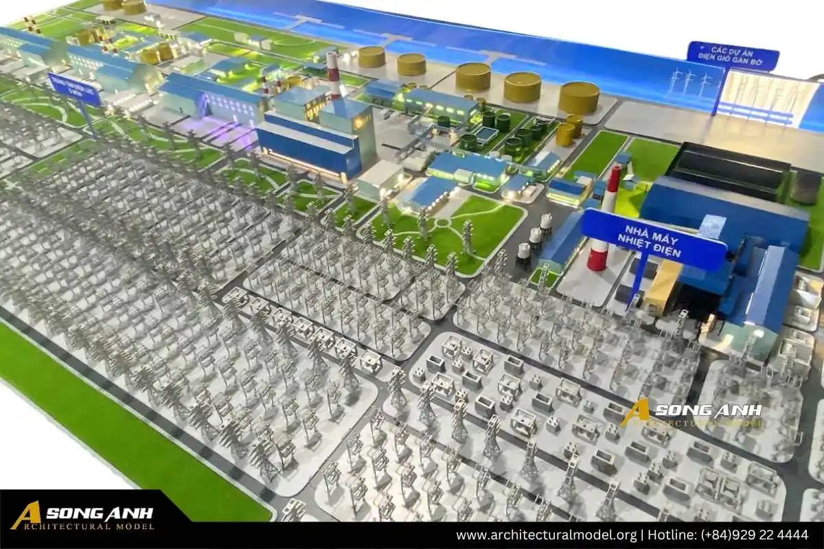 Sa bàn mô hình nhà máy nhiệt điện tại Cần Thơ nổi bật với hệ thống đèn LED phân khu thông minh về đêm.