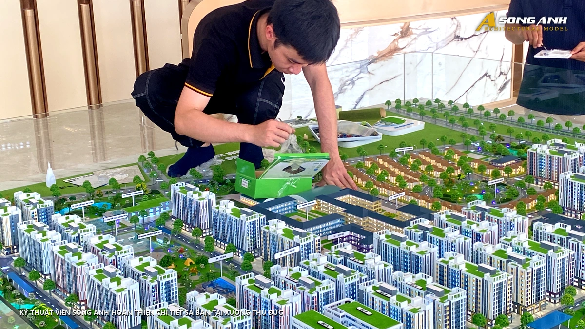 Kỹ thuật viên Mô hình Song Anh tỉ mỉ hoàn thiện chi tiết sa bàn khu đô thị tại xưởng Thủ Đức