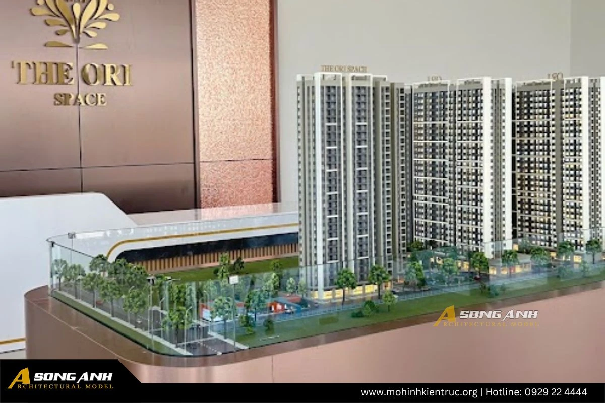 Các tháp căn hộ trắng xám trên sa bàn The ORI Space đặt tại phòng bán hàng dự án
